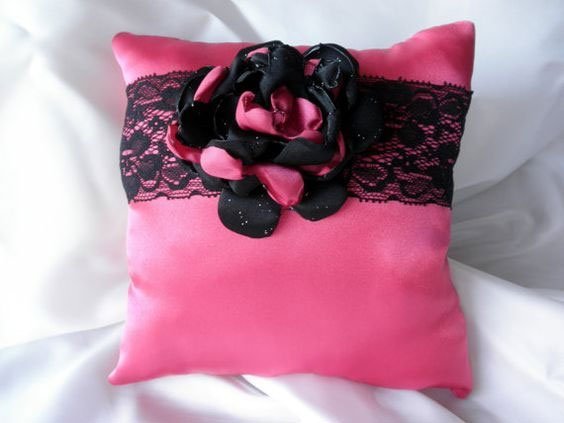 coussin d'alliance mariage, coussin d'alliances original,  coussin d'alliances rose et noir, coussin d'alliance dentelle rose et noir , accessoire deco mariage fushia et noir